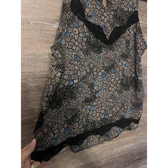 ASTR Sleeveless Top Sz Medium Tank Lace Geometric Career Office Summer - Picture 3 of 9